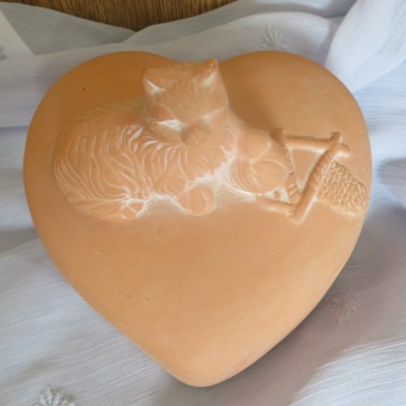 *Vintage* Terracotta Heart Shaped CAT Trinket Box (F52) - Picture 3 of 5